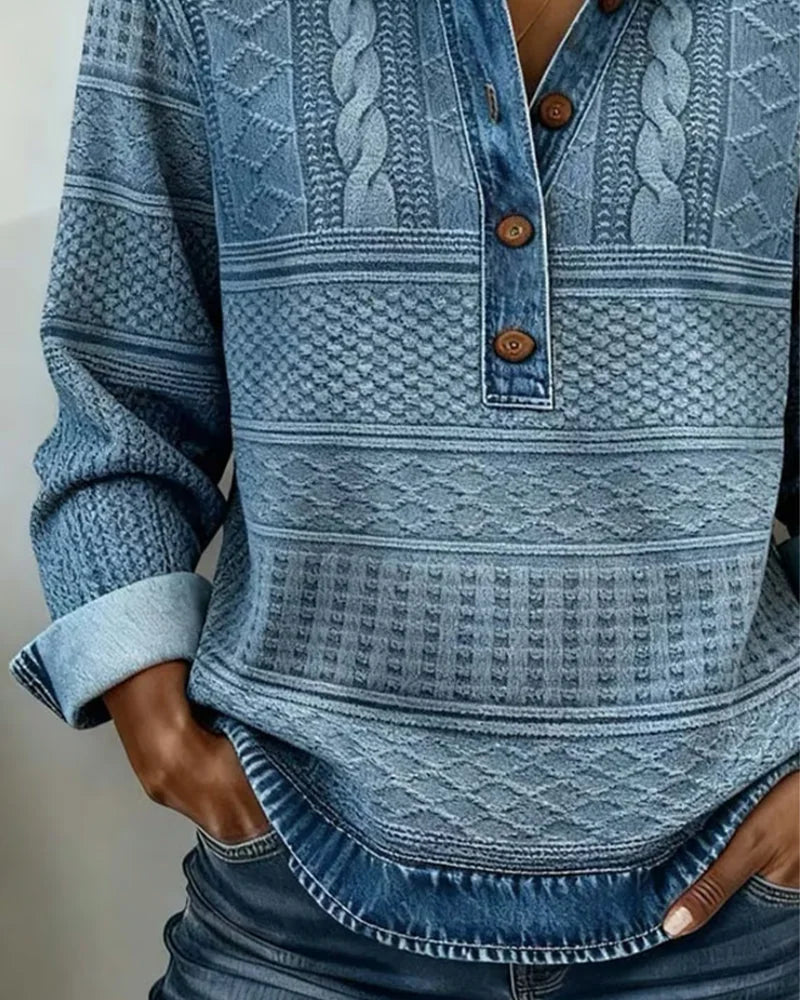 Kabelgebreide Trui Dames met Denim Kraag in Blauw, gedragen door model, vooraanzicht