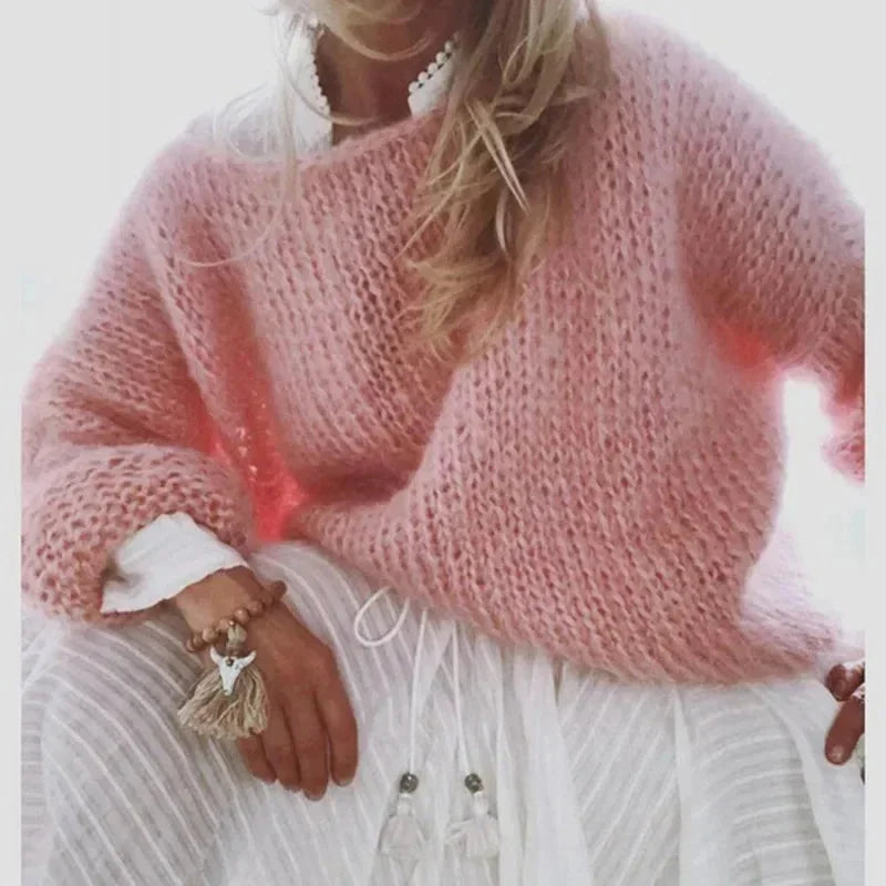 Grofgebreide Oversized Trui Dames met Boothals in Roze, gedragen door model, vooraanzicht