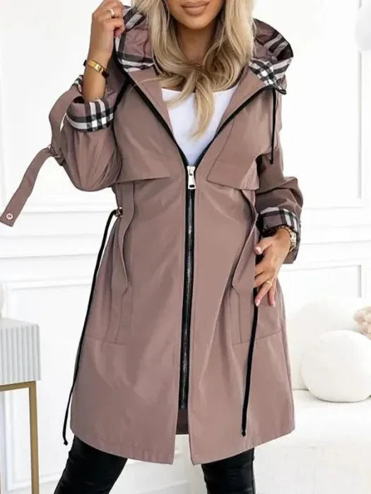 Parka Jas Dames met Capuchon en Ruitvoering in Beige, gedragen door model, vooraanzicht