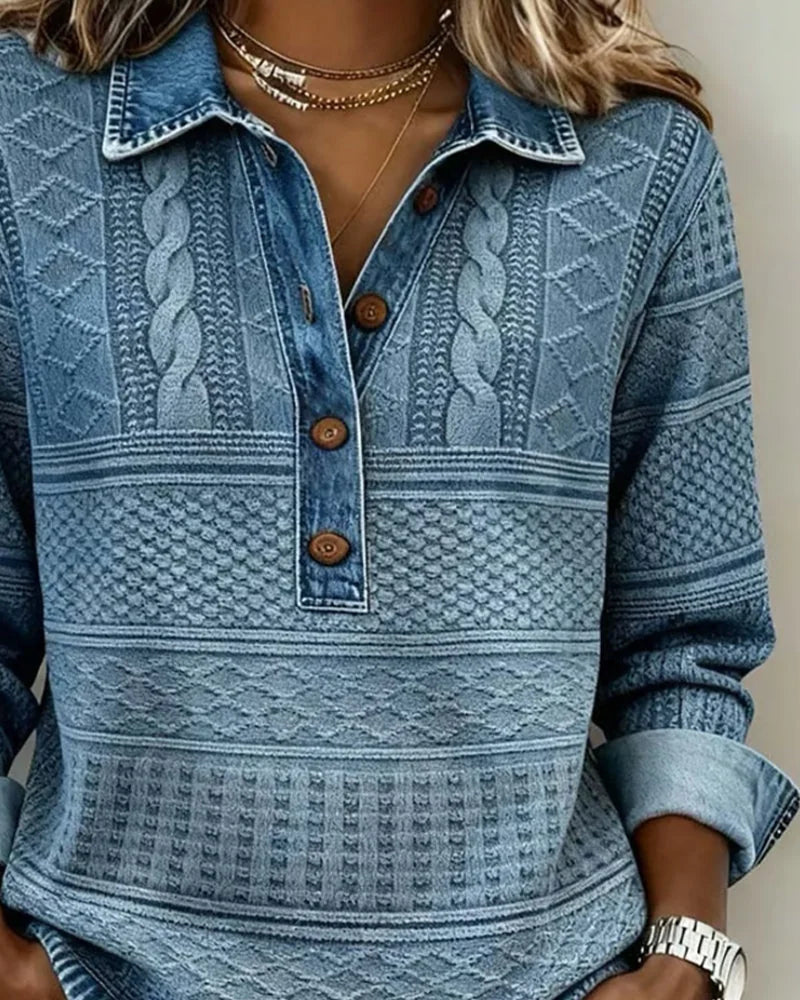 Kabelgebreide Trui Dames met Denim Kraag in Blauw, gedragen door model, zijaanzicht
