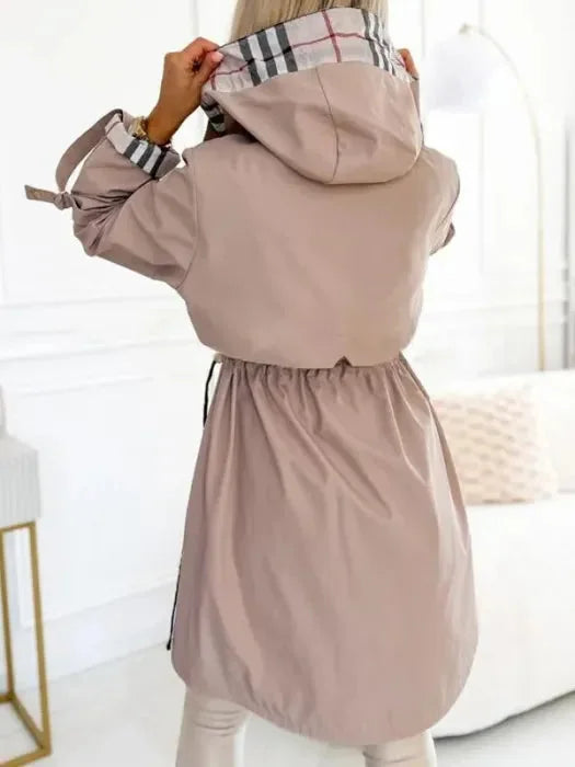 Parka Jas Dames met Capuchon en Ruitvoering in Beige, gedragen door model, zijaanzicht