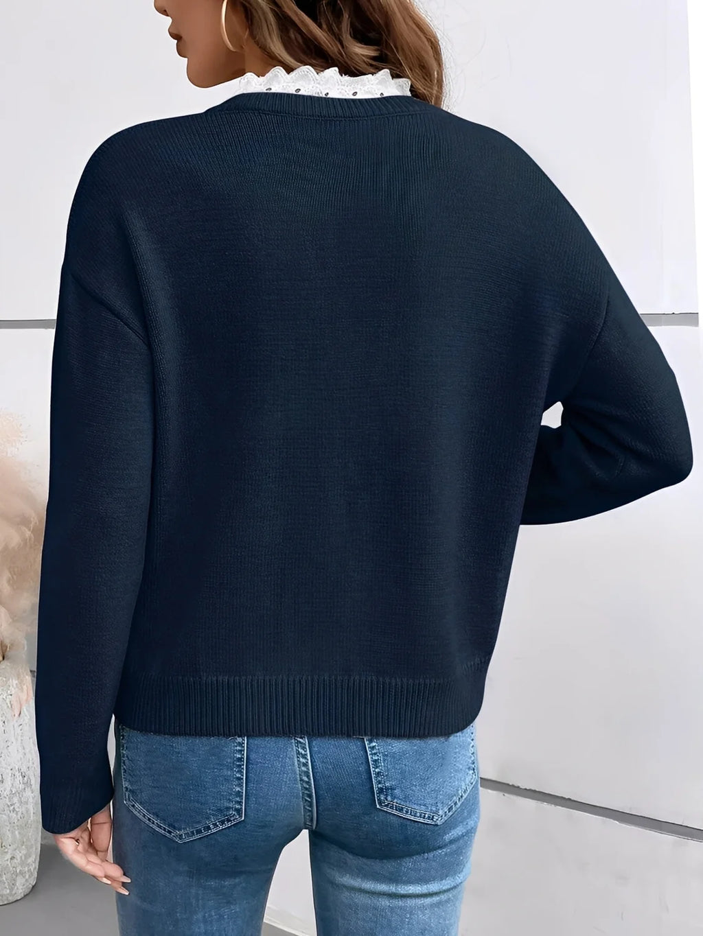 Trui Dames met Kanten Kraag in Blauw, gedragen door model, zijaanzicht