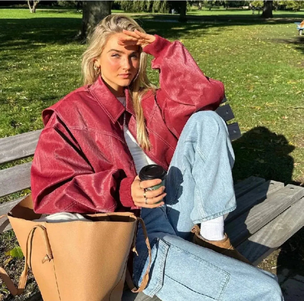 Oversized Bomberjas Dames Wijnrood in Wijnrood, gedragen door model, detailfoto