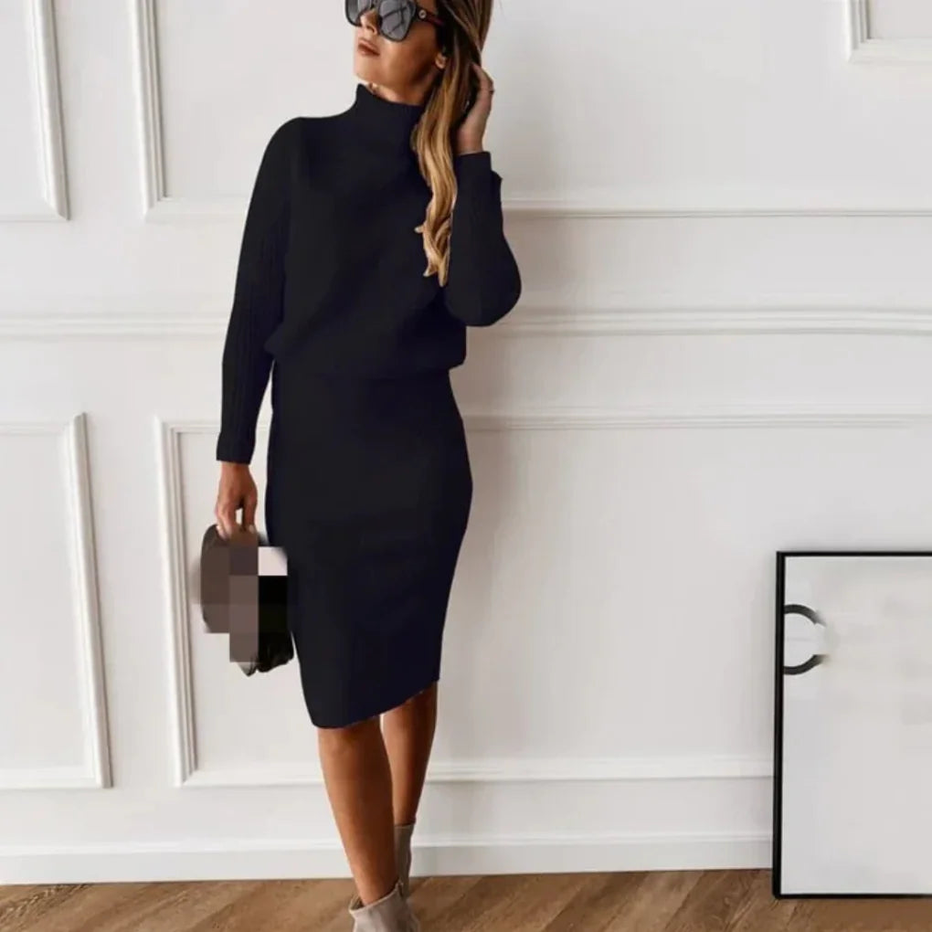 Gebreide Set Dames met Coltrui en Rok in Zwart, gedragen door model, vooraanzicht