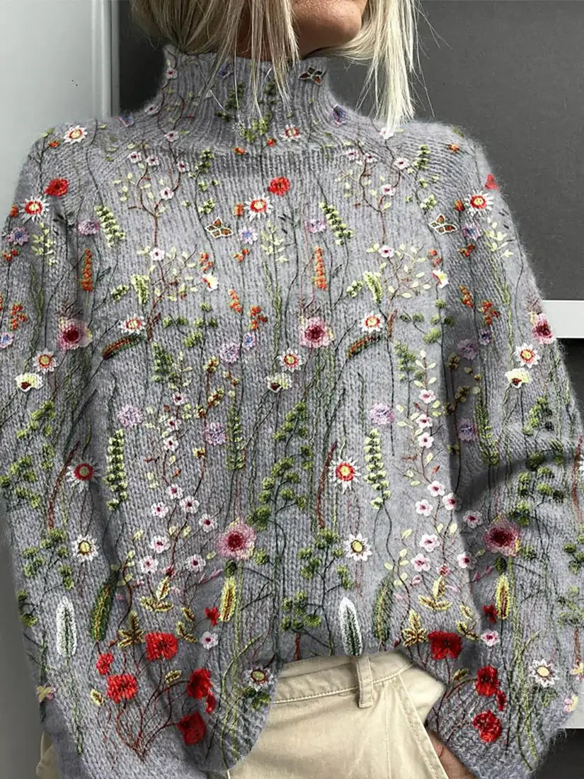 Geborduurde Coltrui Dames met Bloemen in Grijs, gedragen door model, zijaanzicht
