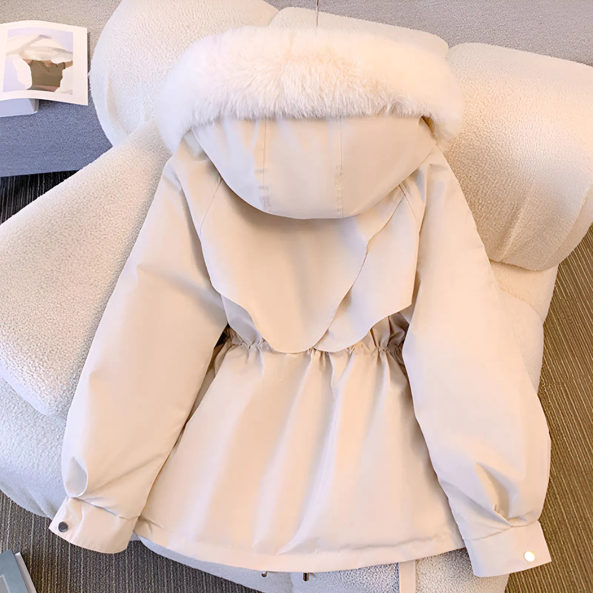 Parka Winterjas Dames met Capuchon in Beige, gedragen door model, detailfoto