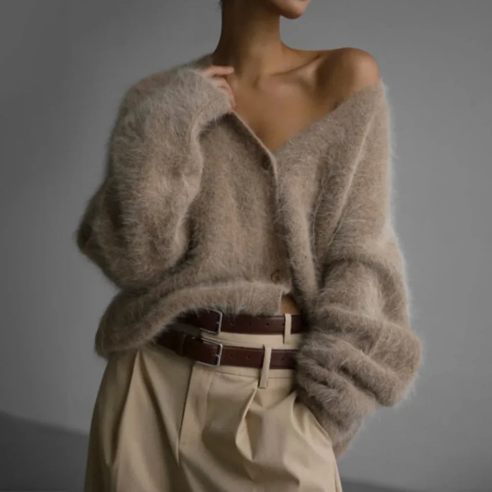 Pluizig Oversized Vest Dames in Taupe, gedragen door model, vooraanzicht