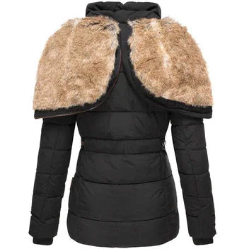 Getailleerde Gewatteerde Winterjas Dames met Capuchon in Zwart, gedragen door model, vooraanzicht