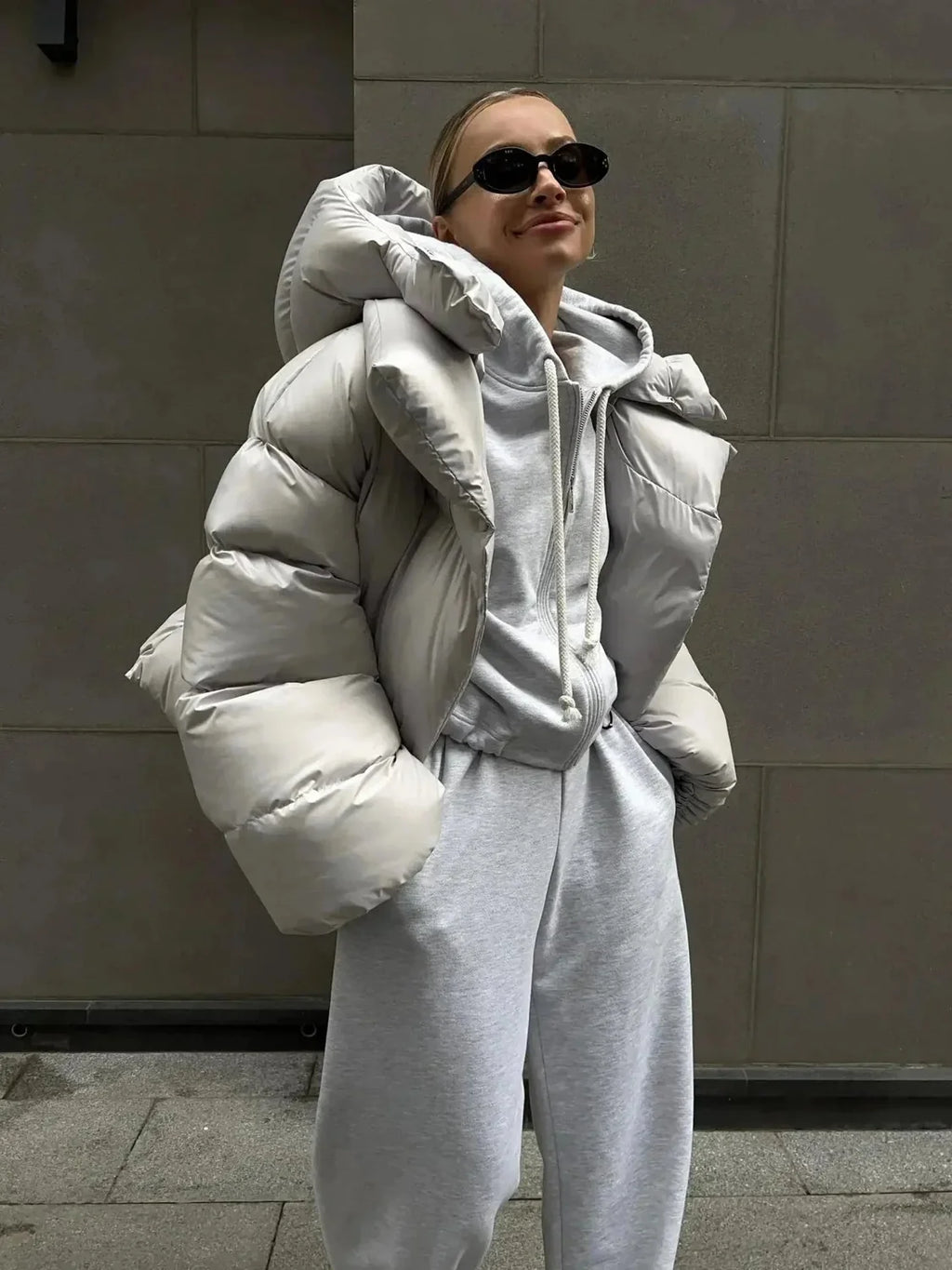 Oversized Pufferjas Dames met Opstaande Kraag in Lichtgrijs, gedragen door model, vooraanzicht