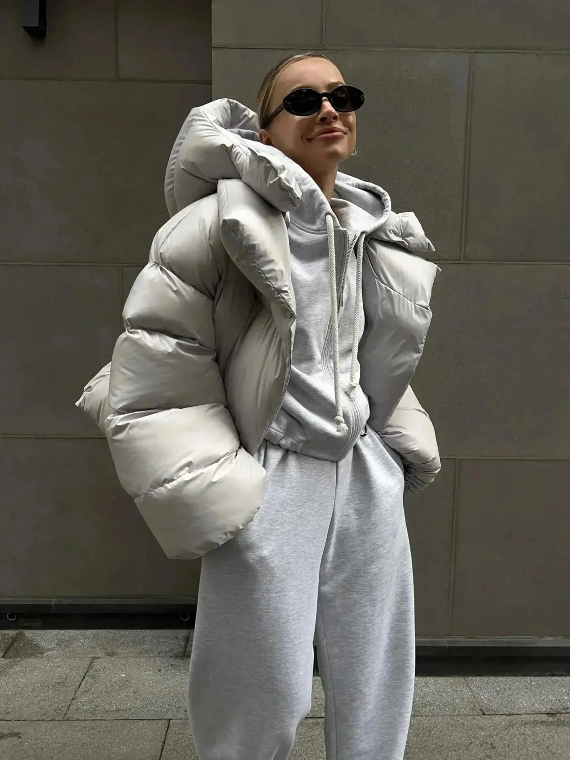 Oversized Pufferjas Dames met Opstaande Kraag in Lichtgrijs, gedragen door model, vooraanzicht