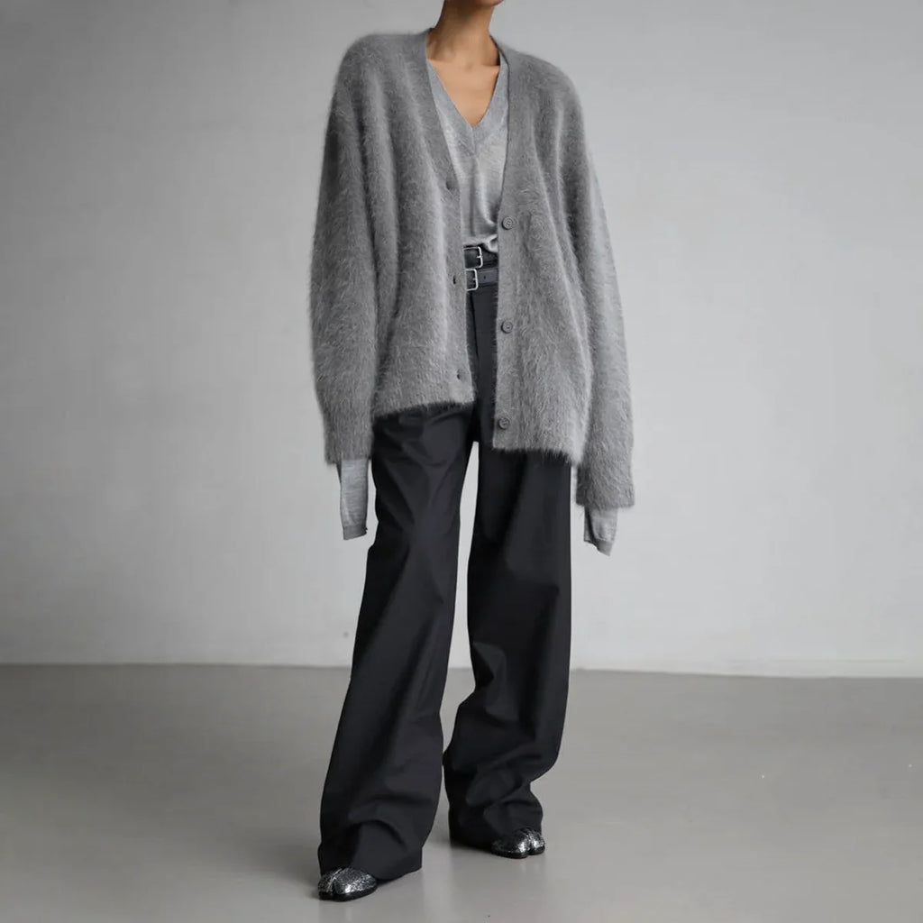Pluizig Oversized Vest Dames in Taupe, gedragen door model, zijaanzicht