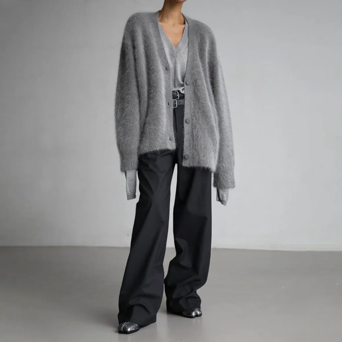 Pluizig Oversized Vest Dames in Taupe, gedragen door model, zijaanzicht