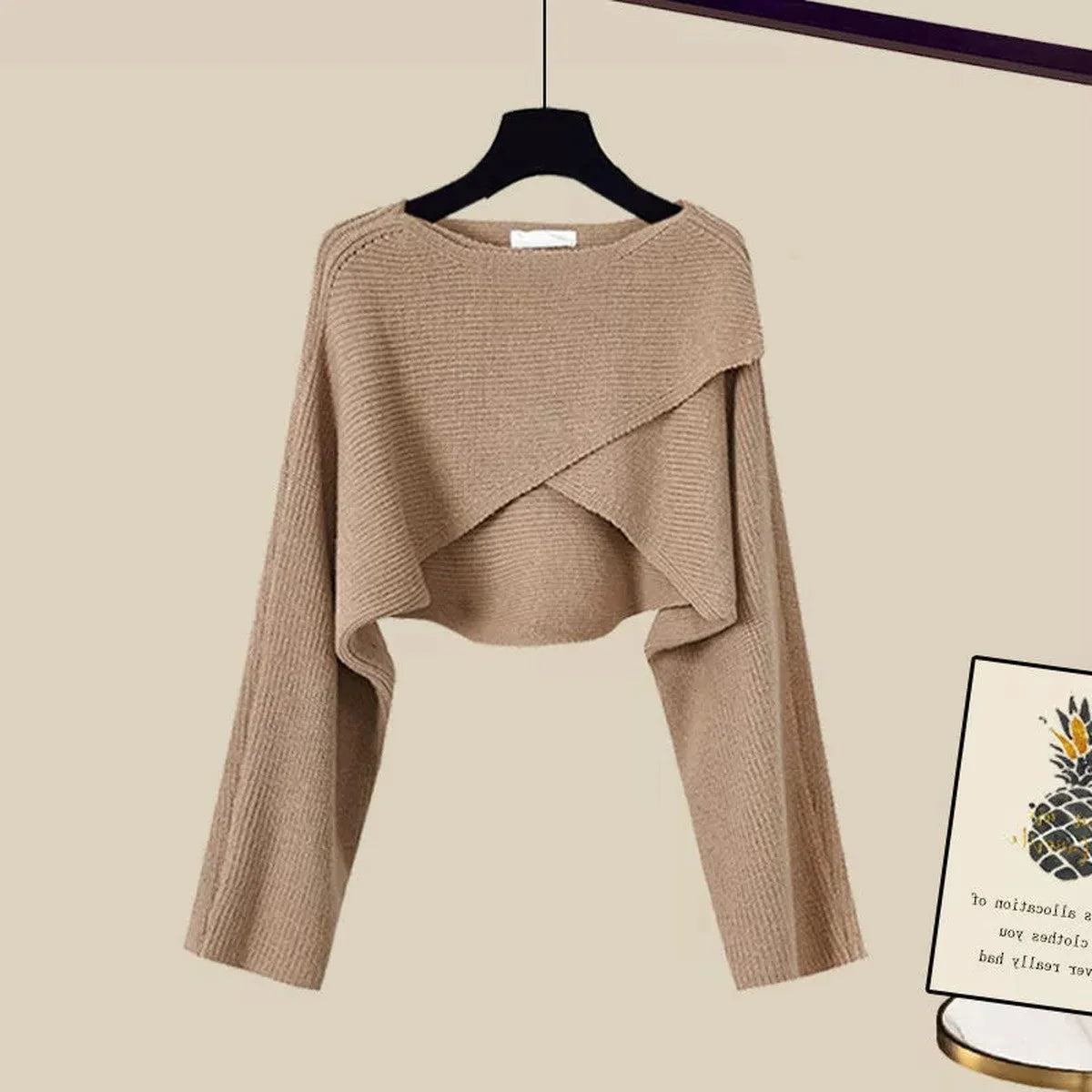 Driedelige Gebreide Set Dames met Blouse en Wijde Broek in Bruin, gedragen door model, vooraanzicht