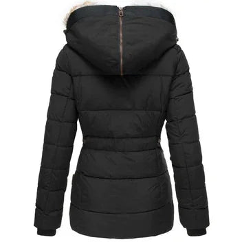 Getailleerde Gewatteerde Winterjas Dames met Capuchon in Zwart, gedragen door model, zijaanzicht