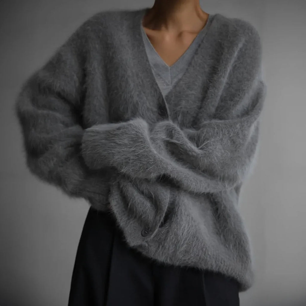 Pluizig Oversized Vest Dames in Taupe, gedragen door model, detailfoto