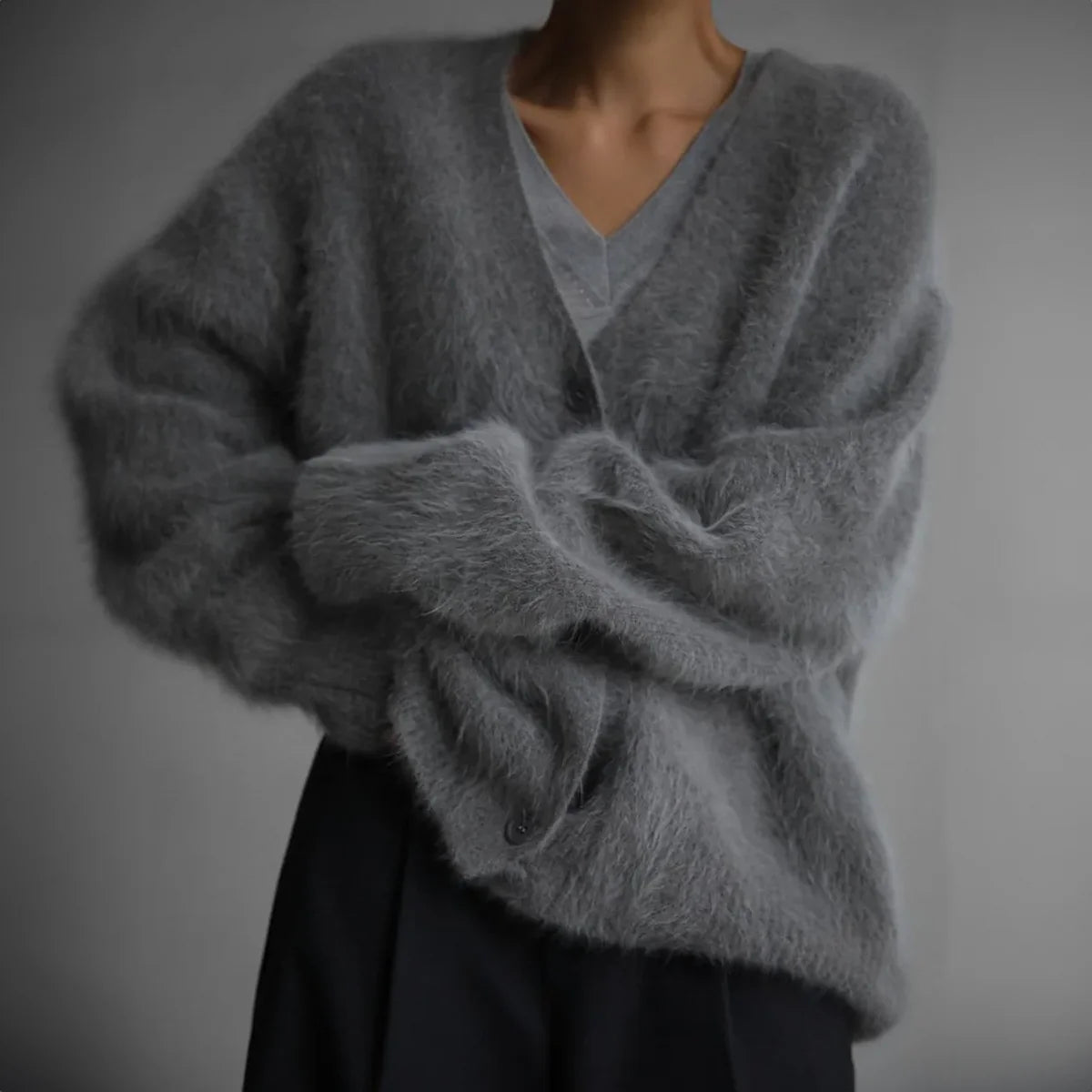 Pluizig Oversized Vest Dames in Taupe, gedragen door model, detailfoto