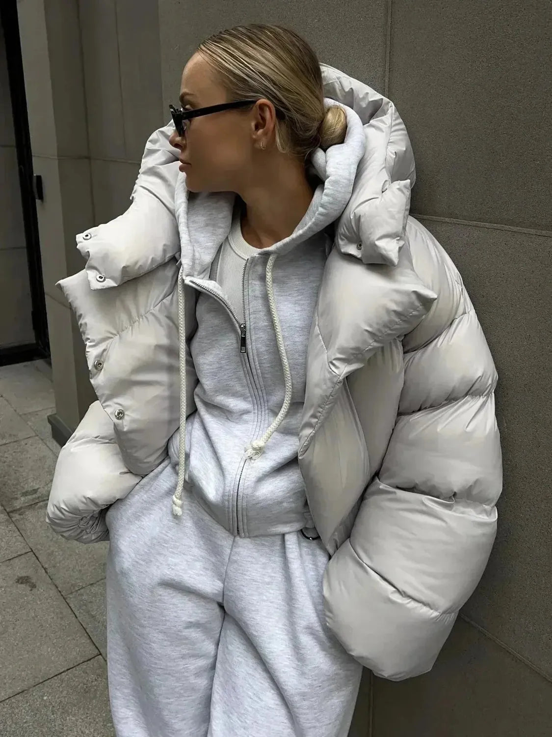 Oversized Pufferjas Dames met Opstaande Kraag in Lichtgrijs, productfoto