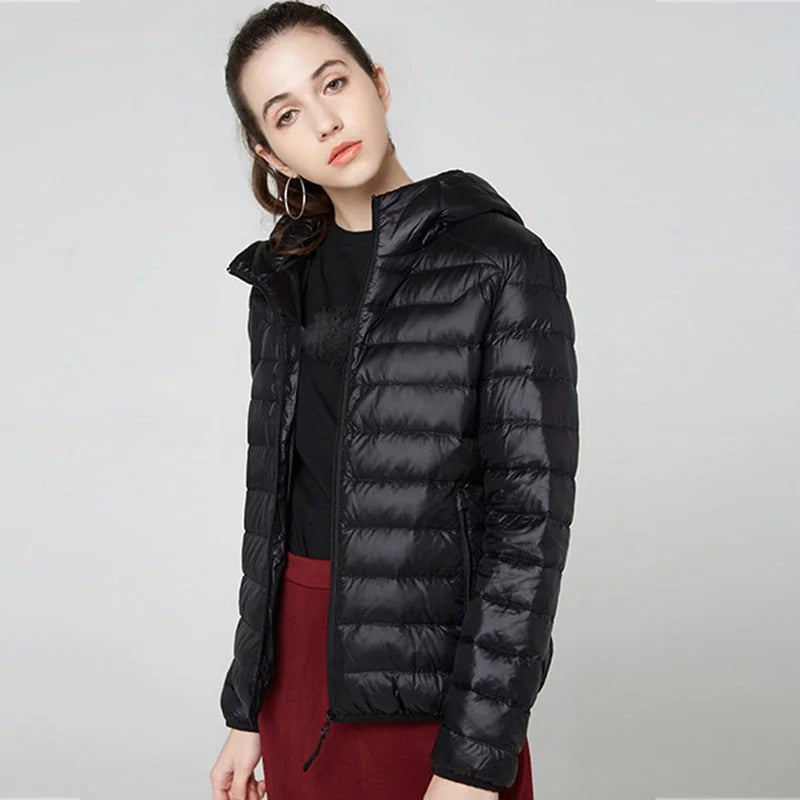 Korte Glanzende Winterjas Dames in Zwart, gedragen door model, vooraanzicht