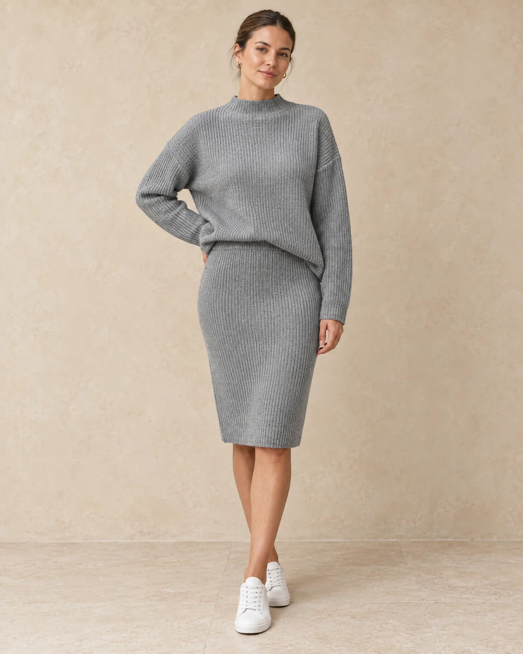 Ribgebreide Set met Colkraag Dames in Grijs, gedragen door model