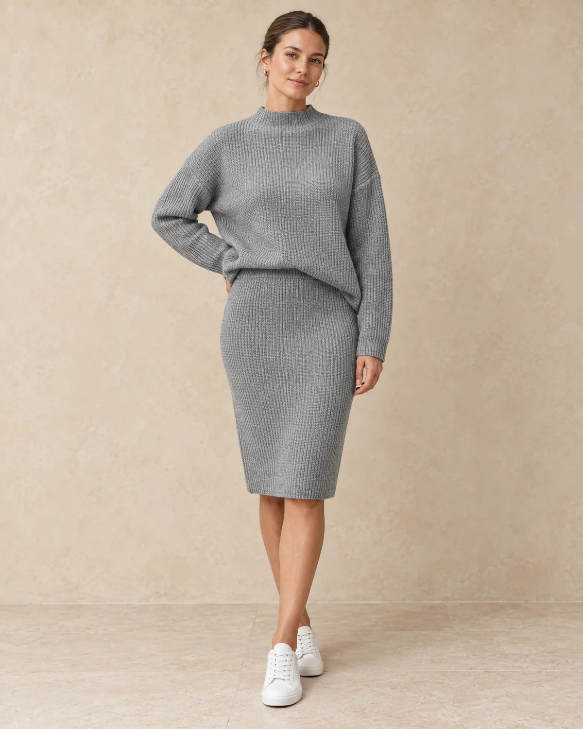 Ribgebreide Set met Colkraag Dames in Grijs, gedragen door model