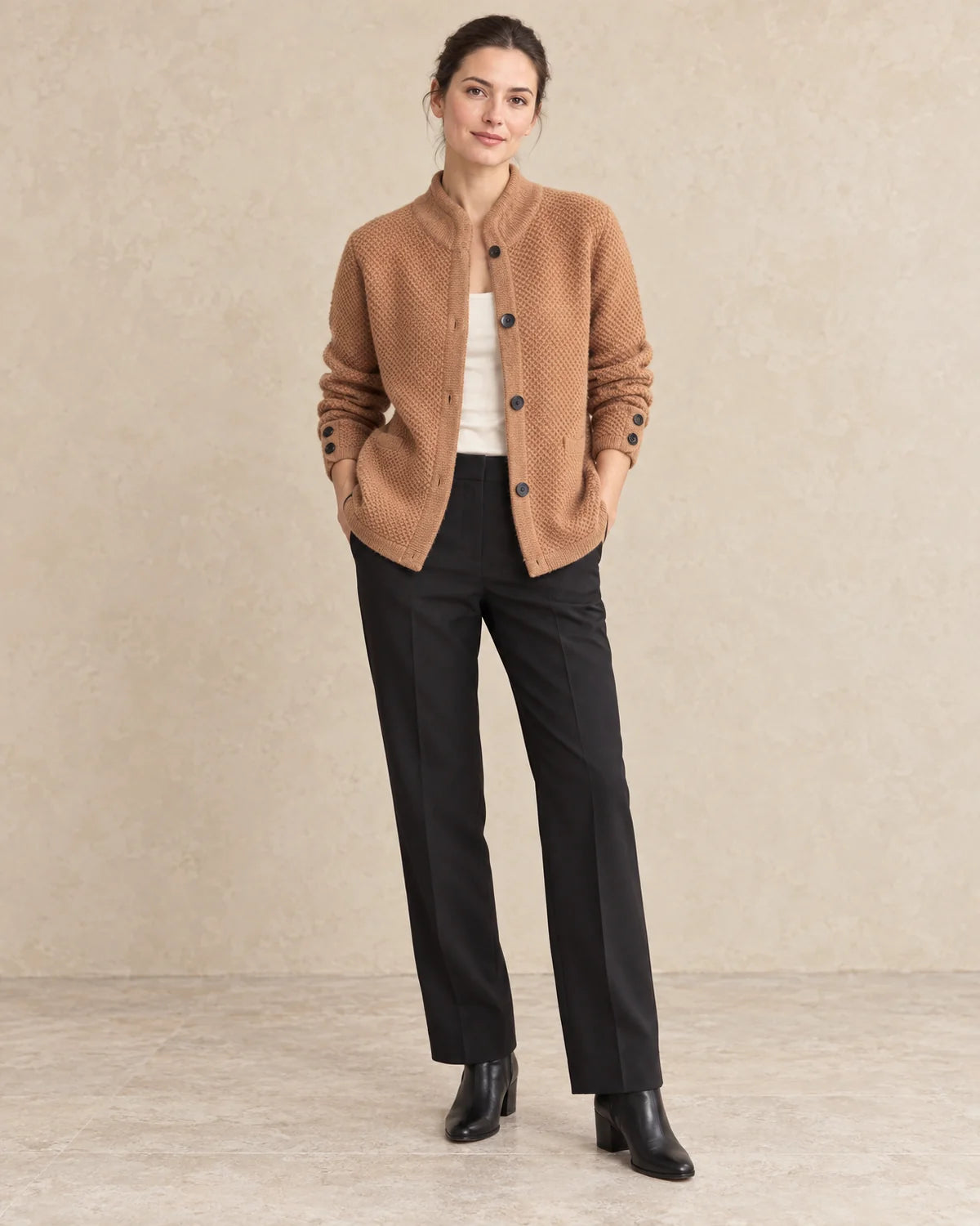 Moss-Stitch Vest Dames met Opstaande Kraag in Bruin, gedragen door model